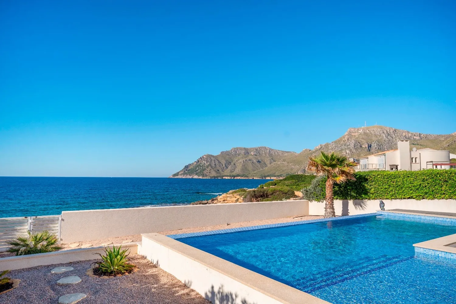 Modern-sea-front-villa-in-Betlem