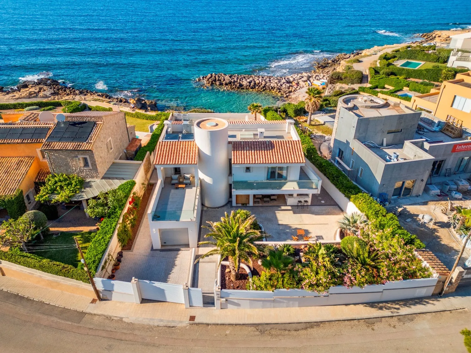 Modern-sea-front-villa-in-Betlem