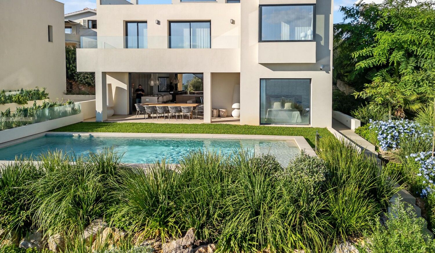 Luxuriöse-Villa-direkt-am-Meer-in-Alcanada