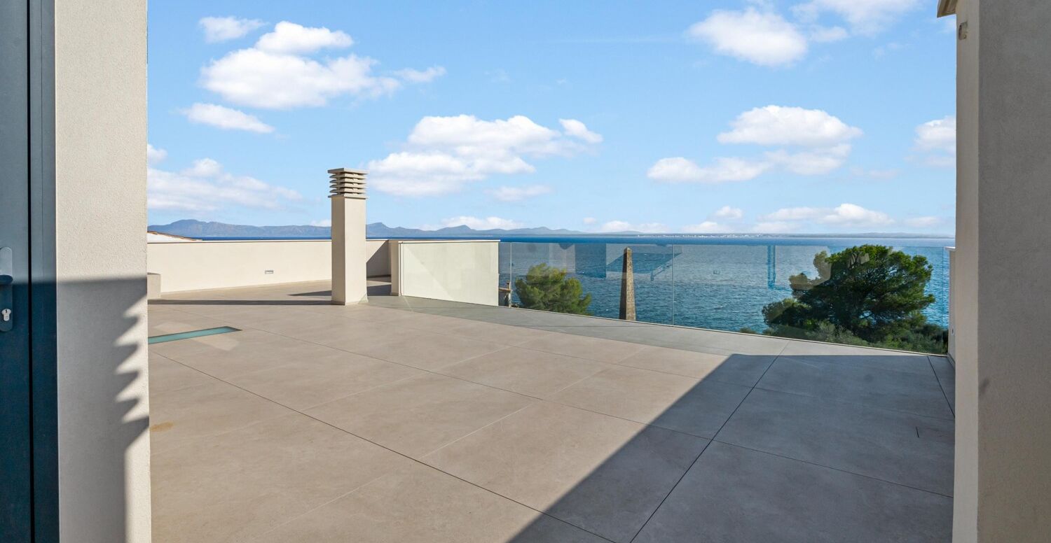 Luxuriöse-Villa-direkt-am-Meer-in-Alcanada