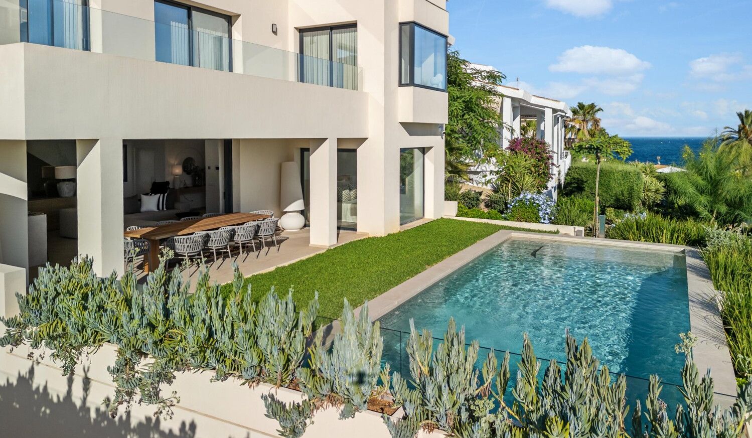 Luxuriöse-Villa-direkt-am-Meer-in-Alcanada