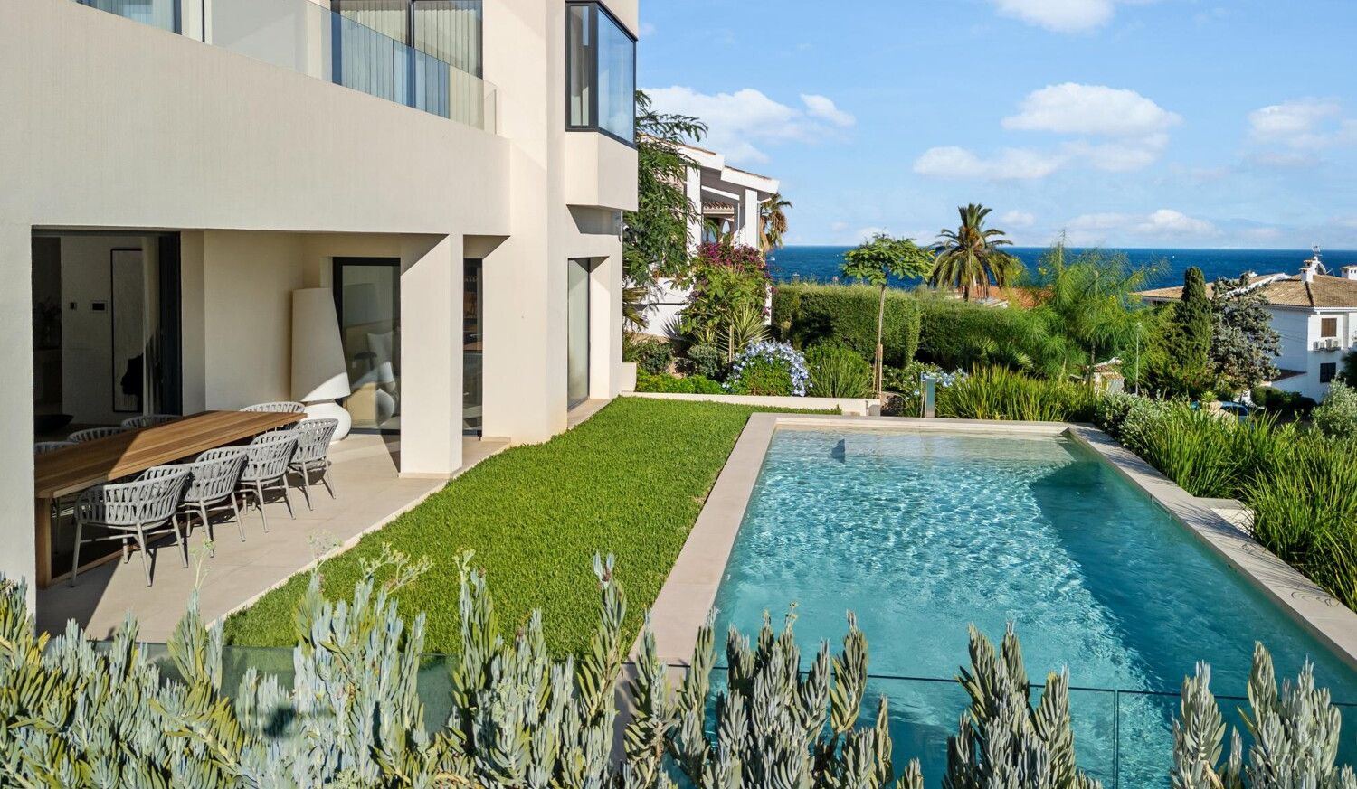 Luxuriöse-Villa-direkt-am-Meer-in-Alcanada