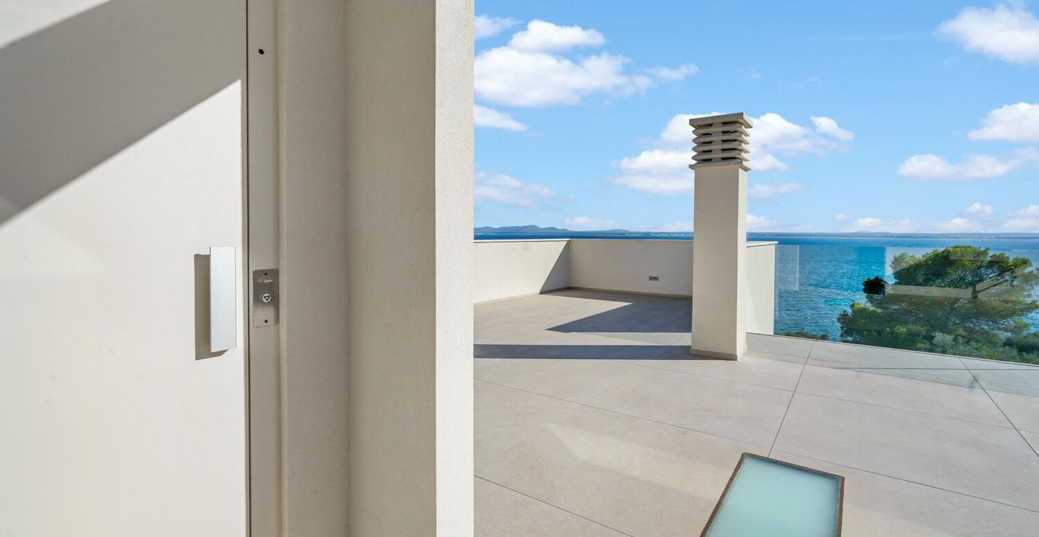 Luxuriöse-Villa-direkt-am-Meer-in-Alcanada