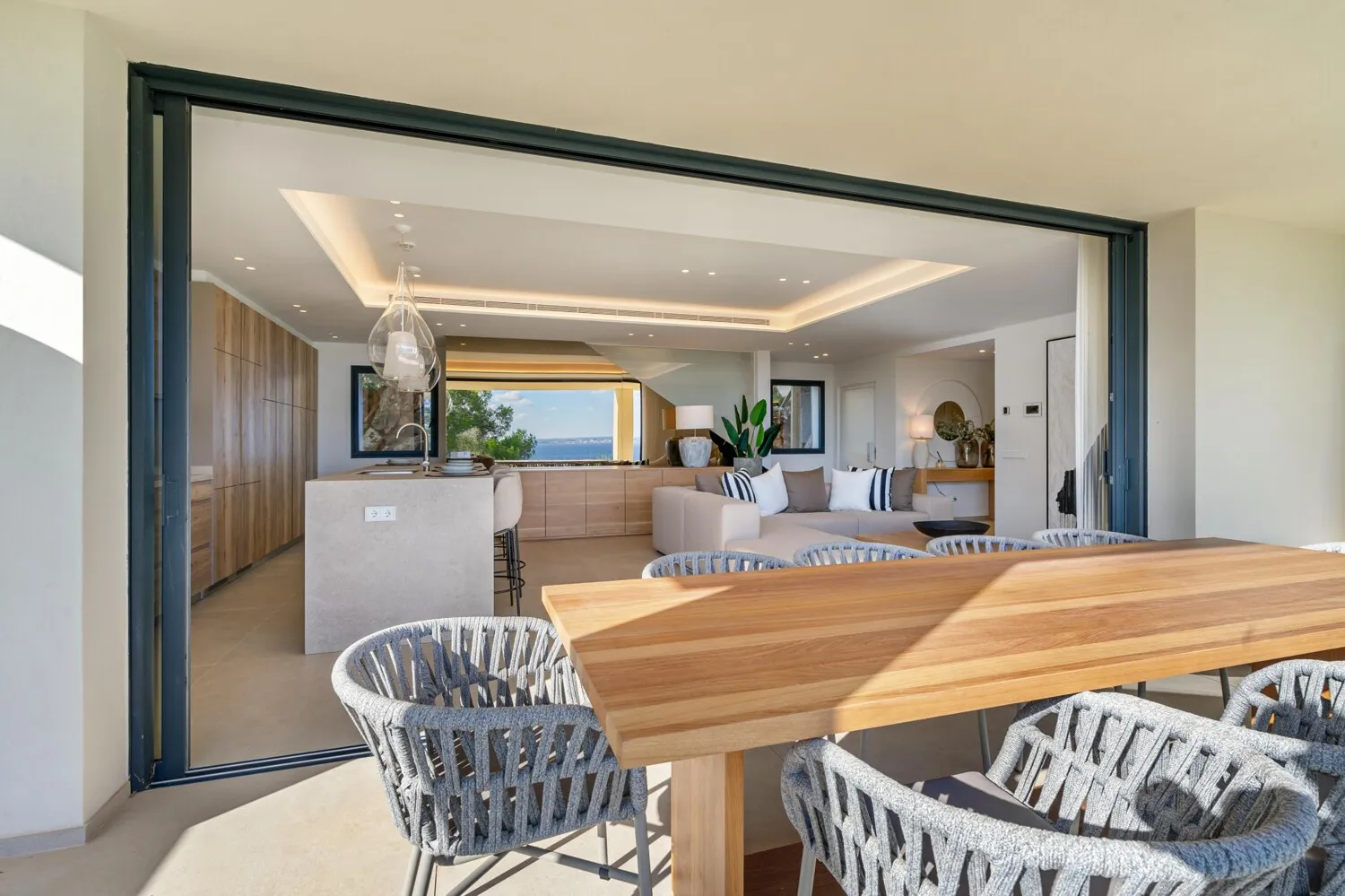 Luxurious-seafront-villa-in-Alcanada