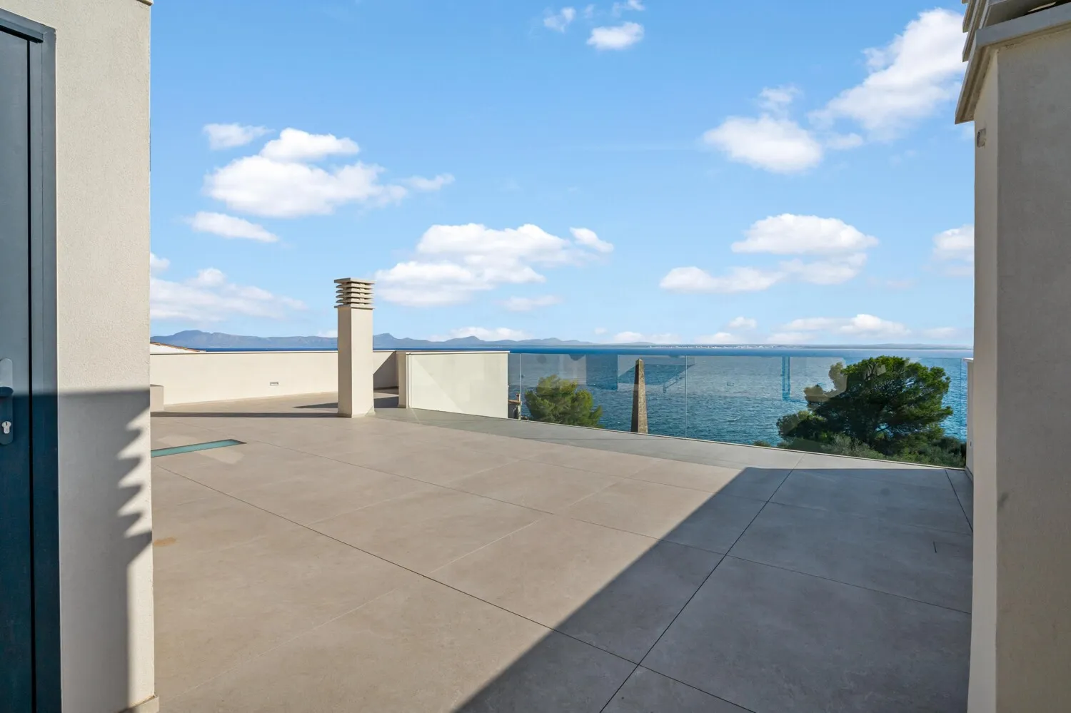 Luxurious-seafront-villa-in-Alcanada