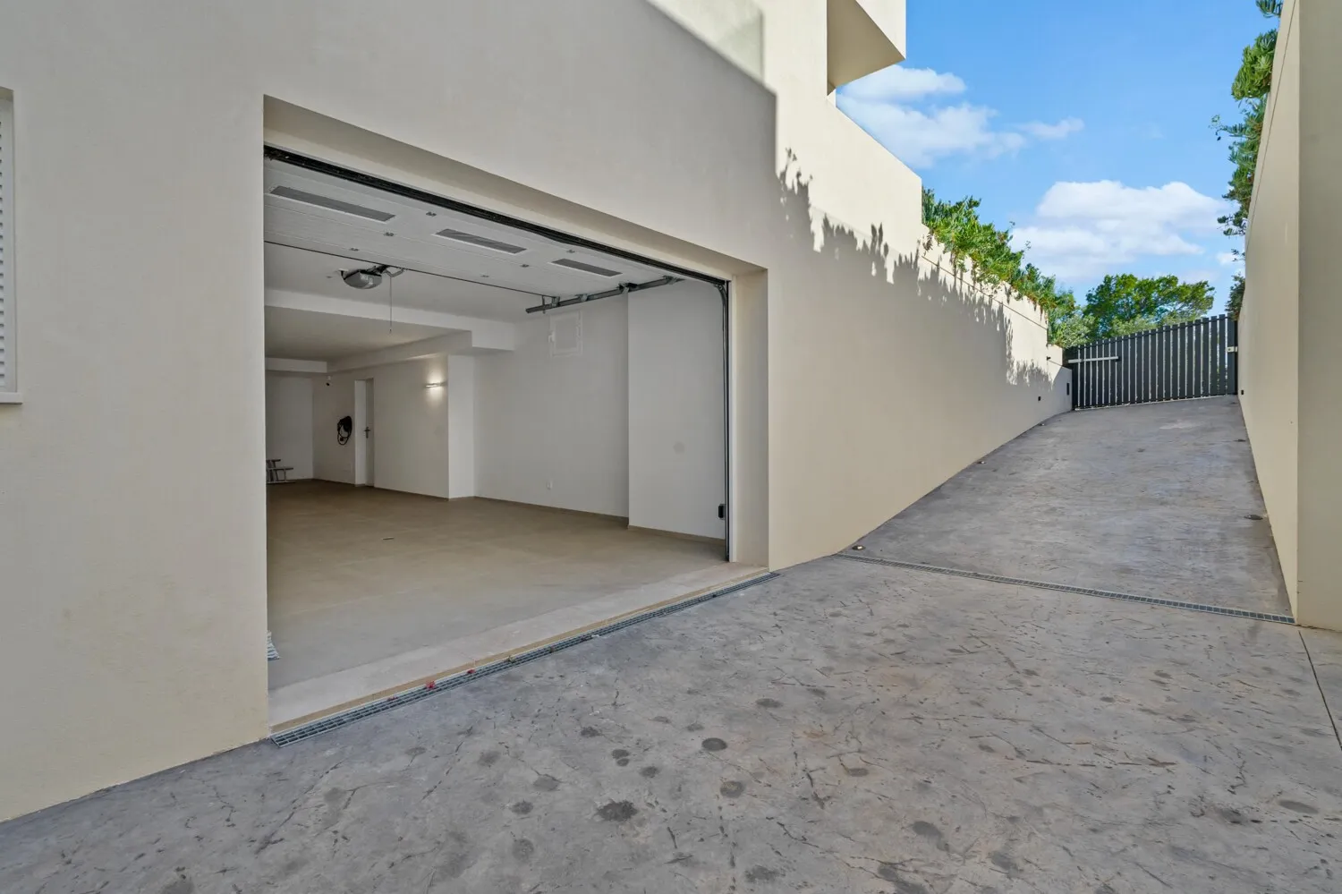 Luxurious-seafront-villa-in-Alcanada