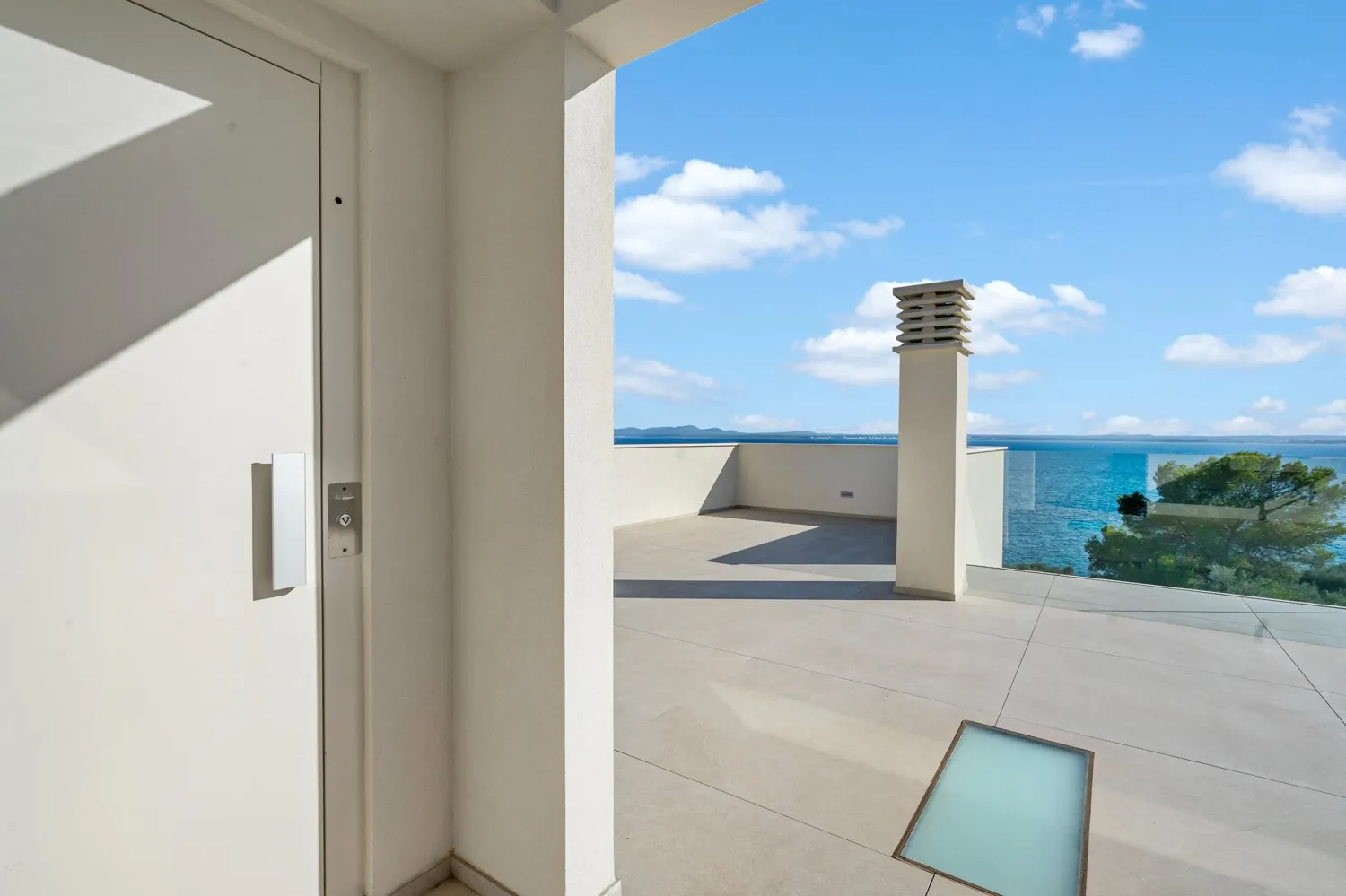 Luxurious-seafront-villa-in-Alcanada