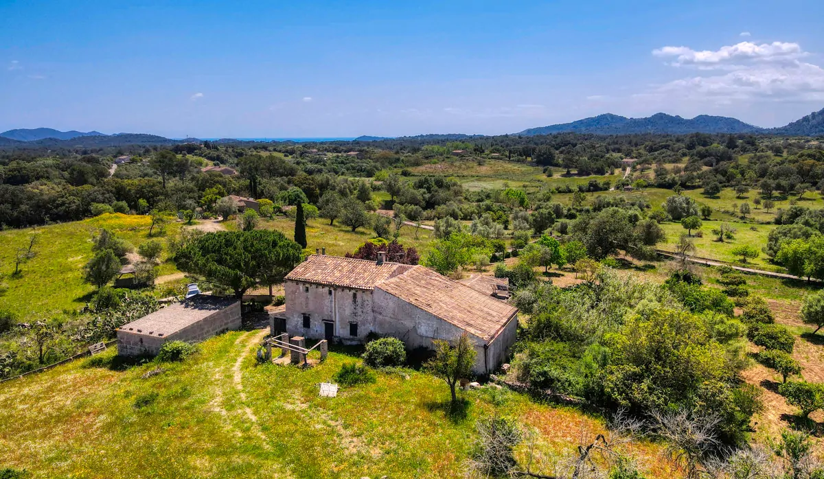 Finca-Rústica-auf-einem-großen-Grundstück-zur-Reform-in-Arta