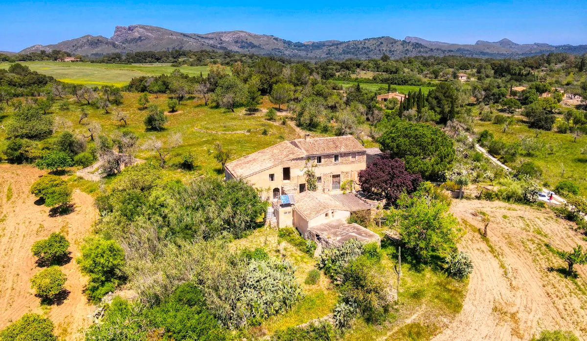 Finca-Rústica-auf-einem-großen-Grundstück-zur-Reform-in-Arta