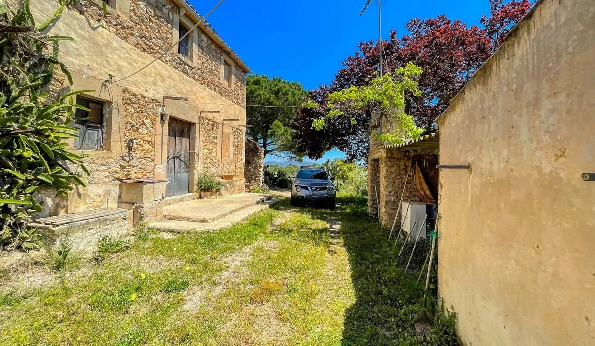 Finca-Rústica-auf-einem-großen-Grundstück-zur-Reform-in-Arta