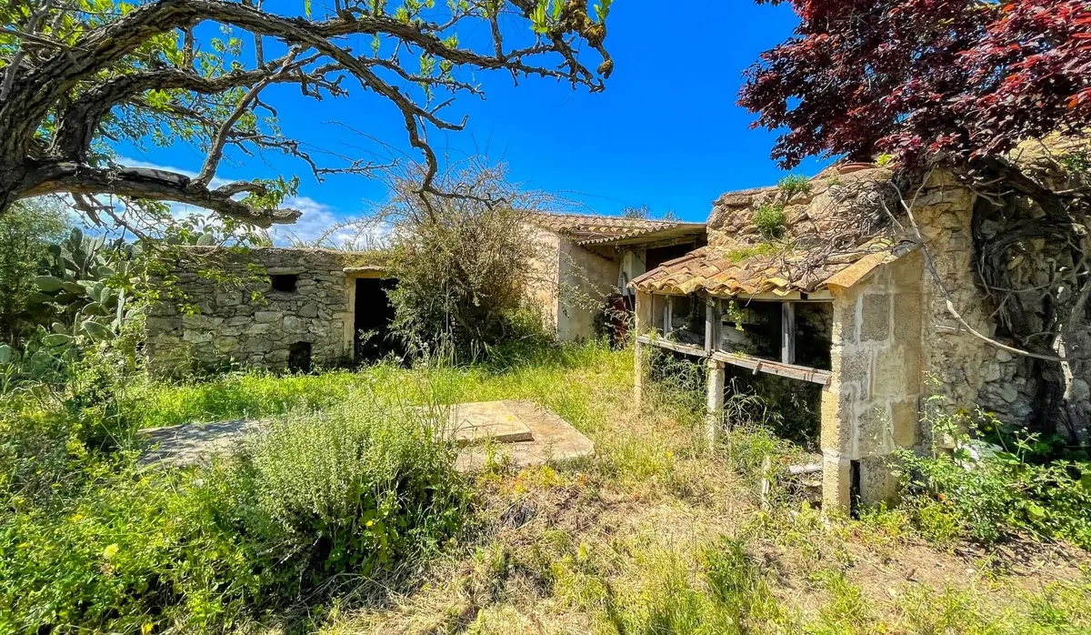 Finca-Rústica-auf-einem-großen-Grundstück-zur-Reform-in-Arta