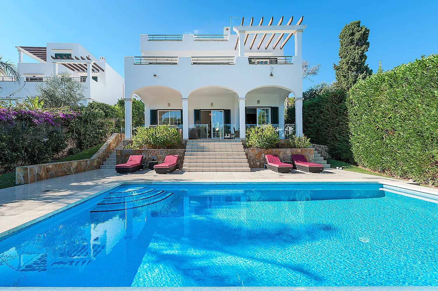 Fachada, terraza, piscina