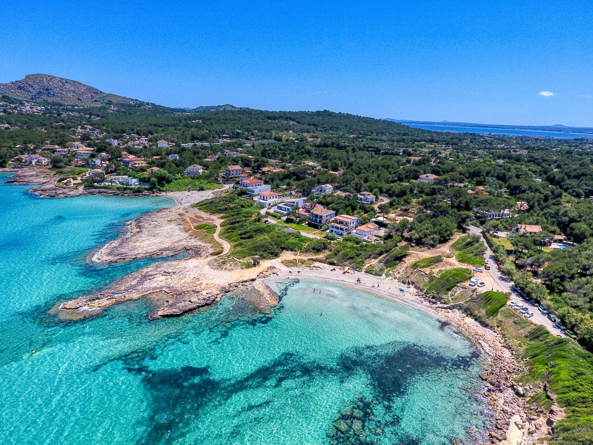 Solar-frente-mar-con-magnificas-vistas-en-Alcudia