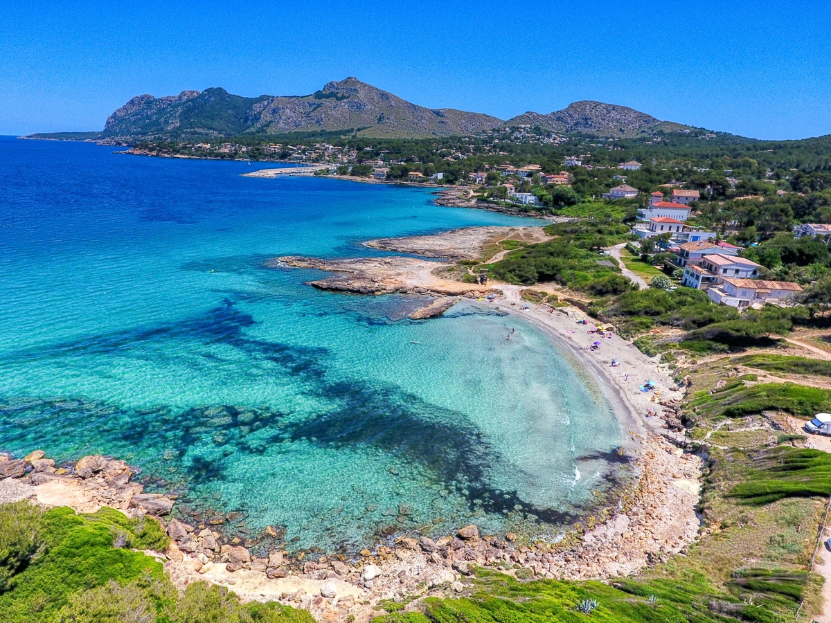 Solar-frente-mar-con-magnificas-vistas-en-Alcudia