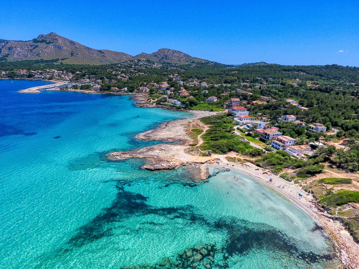 Solar-frente-mar-con-magnificas-vistas-en-Alcudia