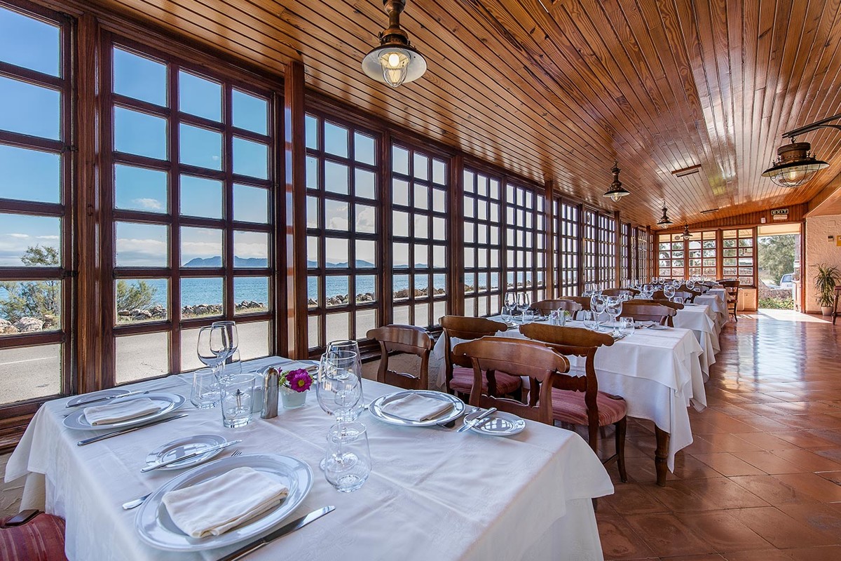 fantástica-vivienda-y-restaurante-en-primera-línea-del-mar-en-puerto-pollensa