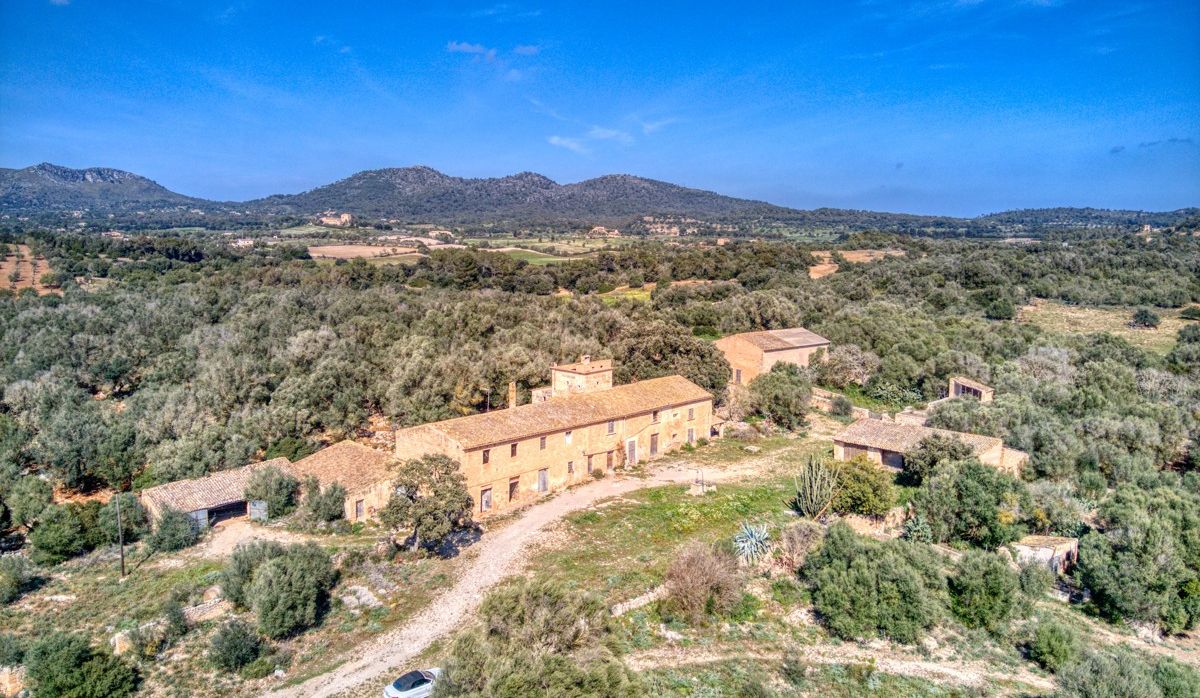 fantastischer-historischer-finca-besitz-aus-dem-jahr-1834-in-sant-llorenç-des-cardassar-mit-möglichkeit-der-lizenz-für-eine-kleine-landhotel-investition