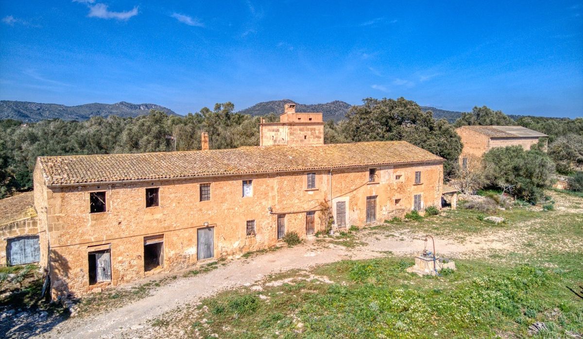 fantastischer-historischer-finca-besitz-aus-dem-jahr-1834-in-sant-llorenç-des-cardassar-mit-möglichkeit-der-lizenz-für-eine-kleine-landhotel-investition