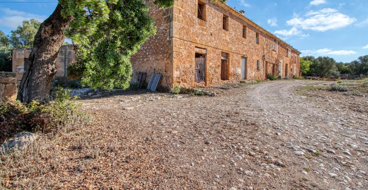 fantastischer-historischer-finca-besitz-aus-dem-jahr-1834-in-sant-llorenç-des-cardassar-mit-möglichkeit-der-lizenz-für-eine-kleine-landhotel-investition