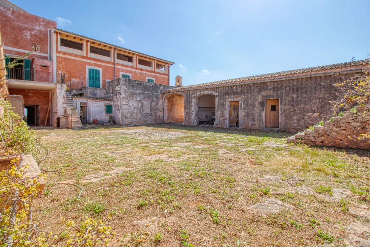 majestuosa-finca-con-vistas-al-mar-en-son-maçia-con-gran-potencial-como-hotel-rural-de-lujo-a-poca-distancia-de-las-más-bellas-bahías-de-mallorca