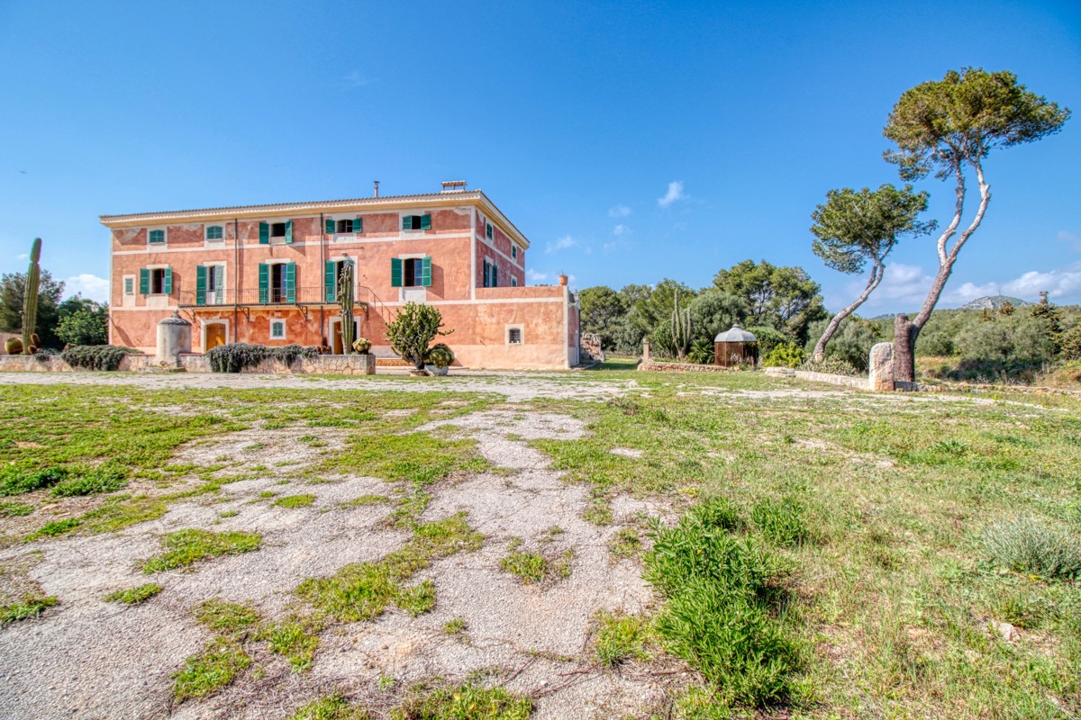 majestuosa-finca-con-vistas-al-mar-en-son-maçia-con-gran-potencial-como-hotel-rural-de-lujo-a-poca-distancia-de-las-más-bellas-bahías-de-mallorca