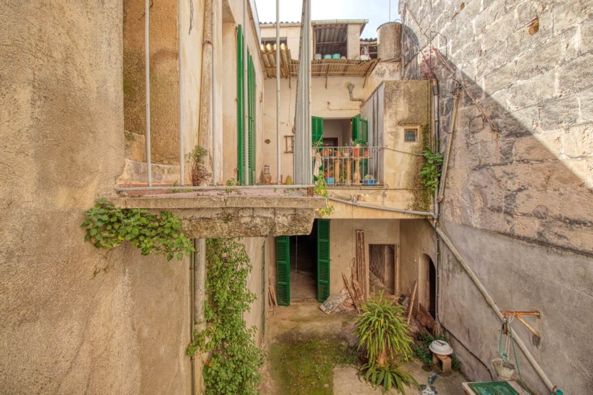 Großes Herrenhaus zum Renovieren mit vielen Möglichkeiten im Zentrum von Manacor