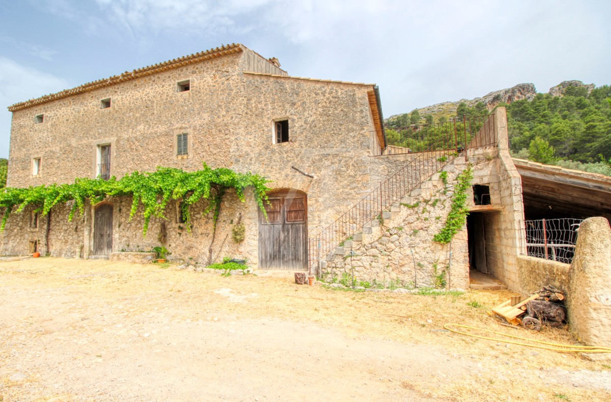 Fantastische historische Finca zum Renovieren auf 80 Hektar in der Serra de Tramuntana in Escorca