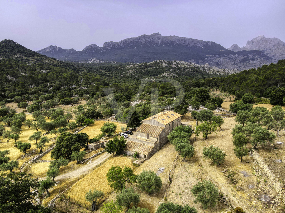 Fantastische historische Finca zum Renovieren auf 80 Hektar in der Serra de Tramuntana in Escorca