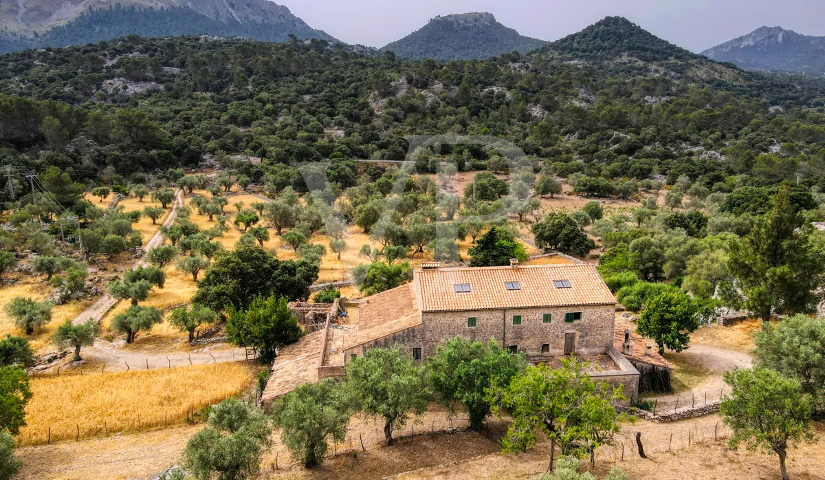 Fantastische historische Finca zum Renovieren auf 80 Hektar in der Serra de Tramuntana in Escorca