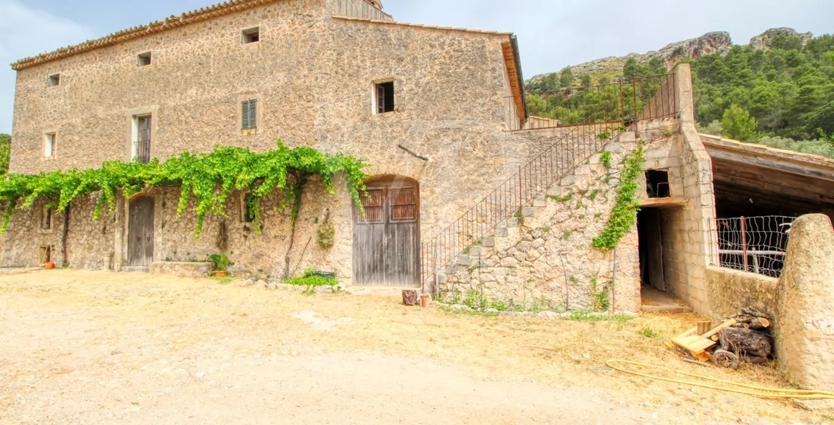 Fantastische historische Finca zum Renovieren auf 80 Hektar in der Serra de Tramuntana in Escorca
