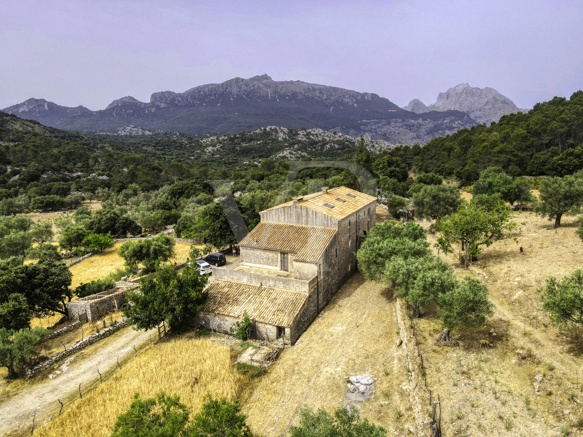 Fantastische historische Finca zum Renovieren auf 80 Hektar in der Serra de Tramuntana in Escorca