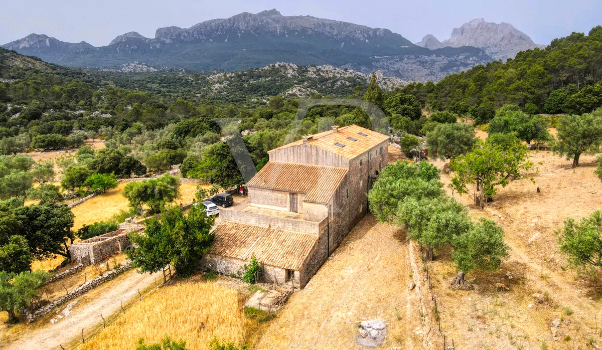 Fantastische historische Finca zum Renovieren auf 80 Hektar in der Serra de Tramuntana in Escorca