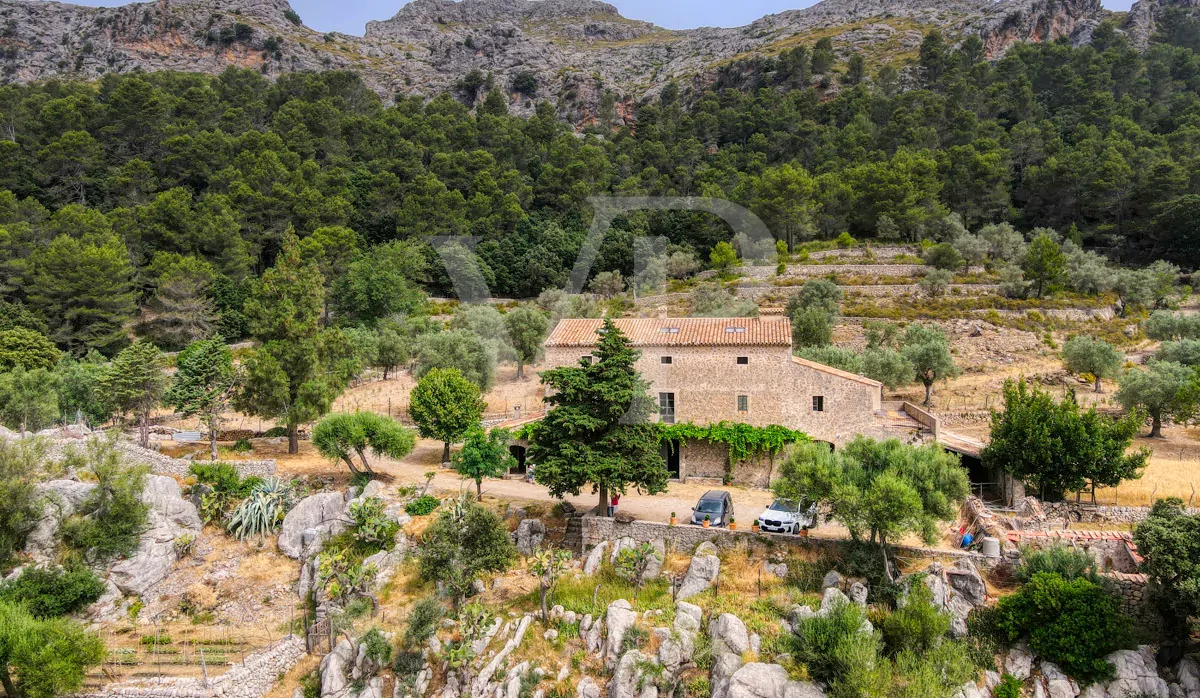 Fantastische historische Finca zum Renovieren auf 80 Hektar in der Serra de Tramuntana in Escorca
