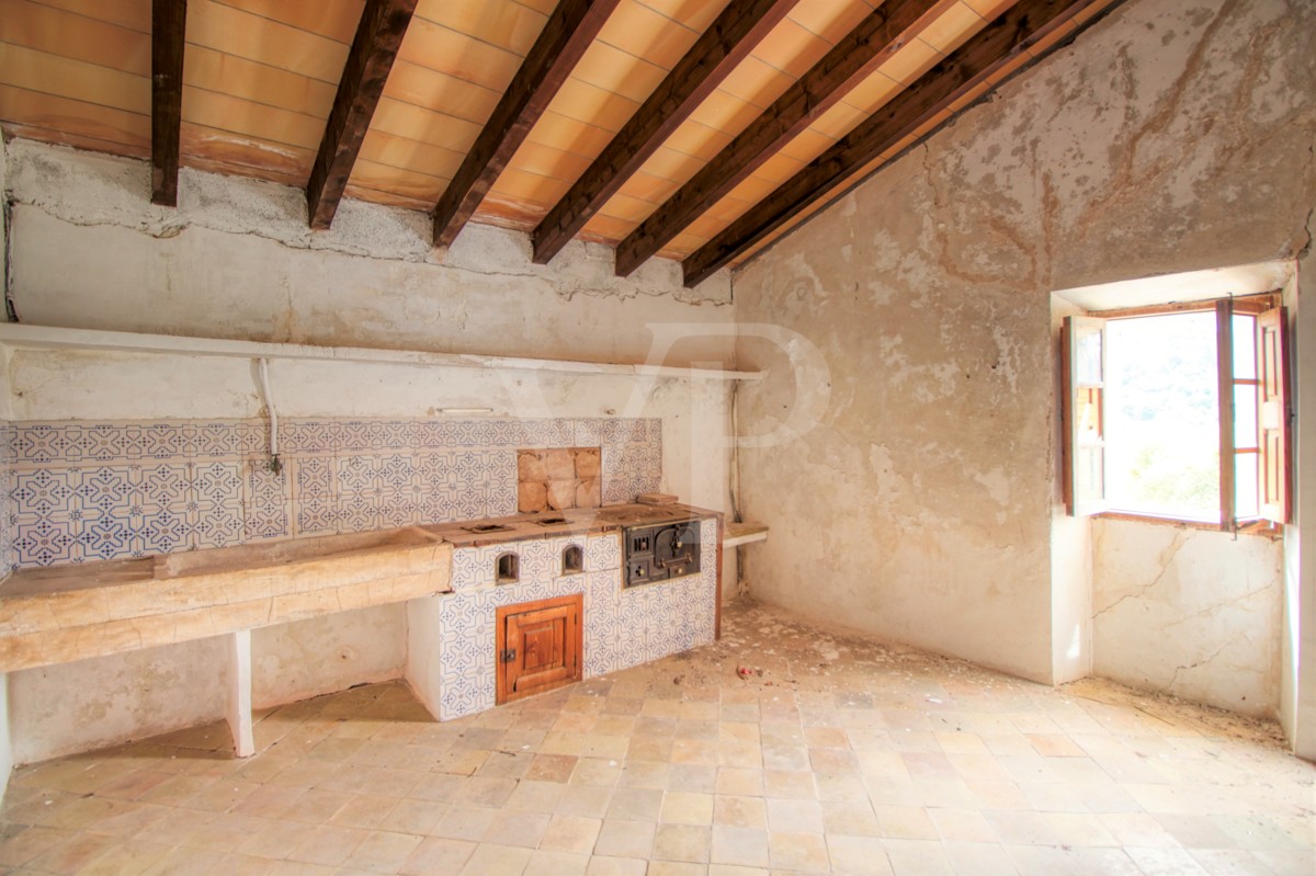 Fantastische historische Finca zum Renovieren auf 80 Hektar in der Serra de Tramuntana in Escorca