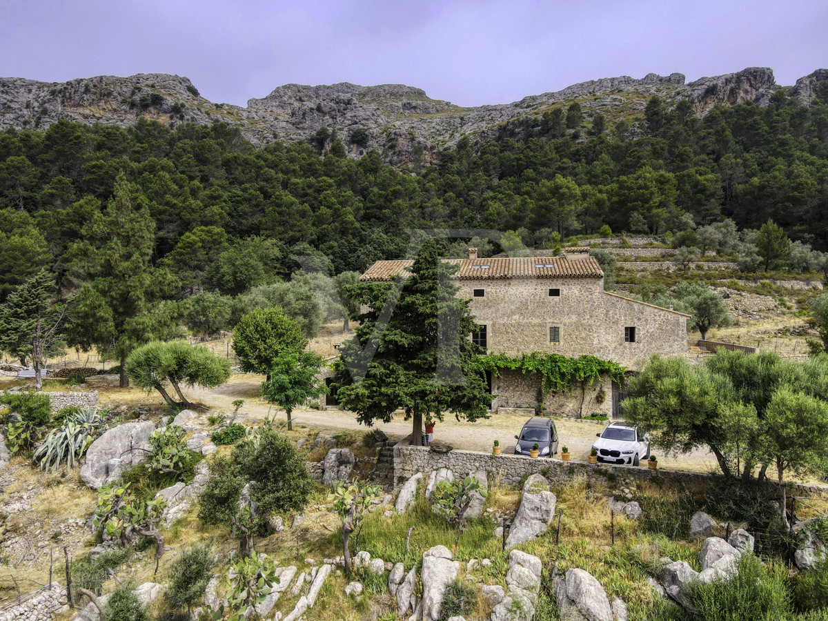 Fantastische historische Finca zum Renovieren auf 80 Hektar in der Serra de Tramuntana in Escorca