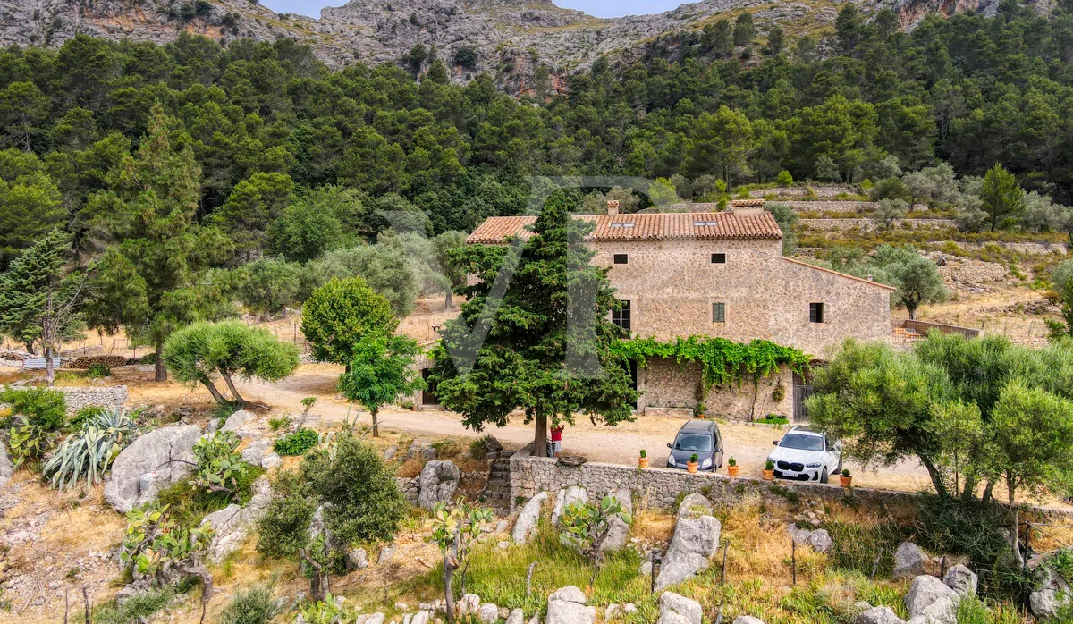 Fantastische historische Finca zum Renovieren auf 80 Hektar in der Serra de Tramuntana in Escorca