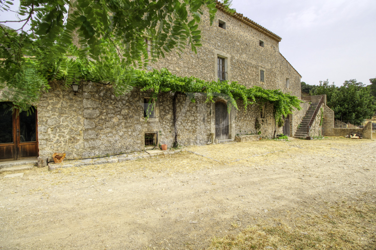 Fantastische historische Finca zum Renovieren auf 80 Hektar in der Serra de Tramuntana in Escorca