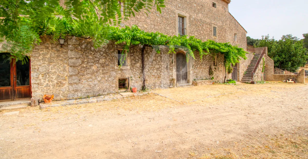 Fantastische historische Finca zum Renovieren auf 80 Hektar in der Serra de Tramuntana in Escorca