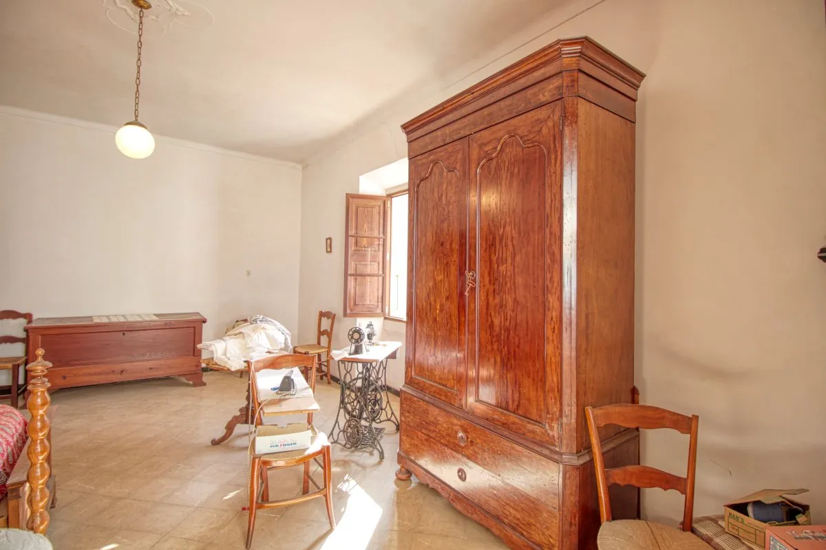 grande-casa-padronale-da-ristrutturare-con-molte-possibilità-nel-centro-di-manacor-ZPR-zona-grande-cortile-interno