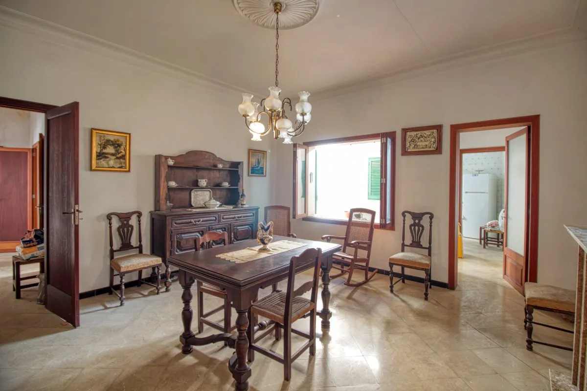 grande-casa-padronale-da-ristrutturare-con-molte-possibilità-nel-centro-di-manacor-ZPR-zona-grande-cortile-interno