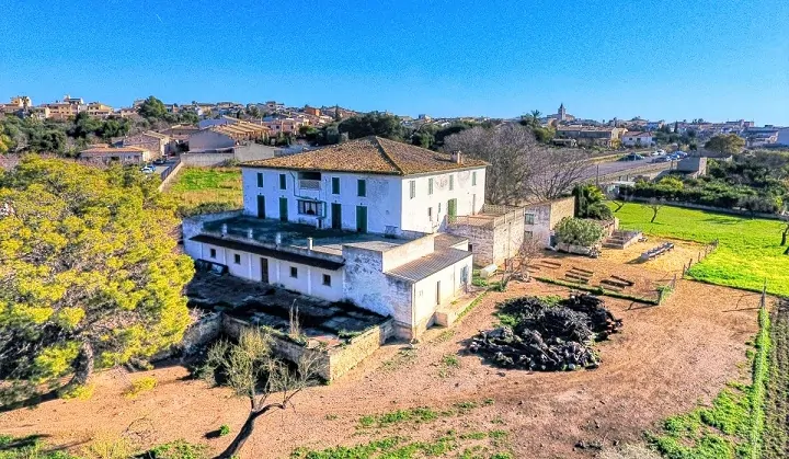 En venta antigua Possessió documentada en el siglo  XVII en la periferia de Campanet en Mallorca