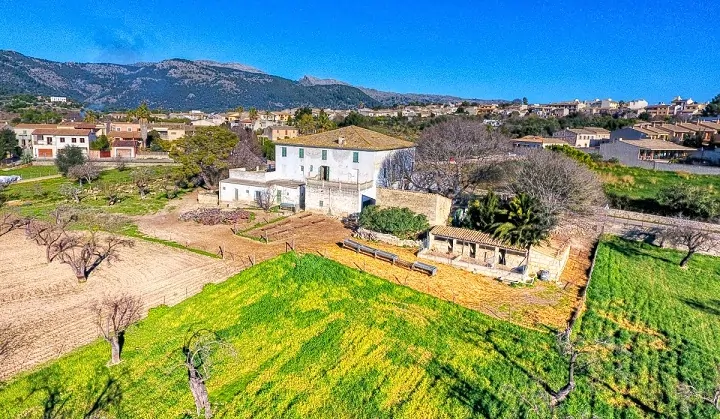 En venta antigua Possessió documentada en el siglo  XVII en la periferia de Campanet en Mallorca