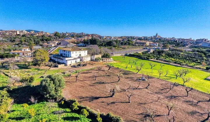 En venta antigua Possessió documentada en el siglo  XVII en la periferia de Campanet en Mallorca
