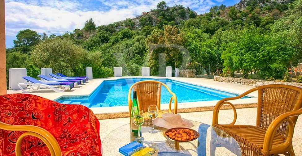 schöne-mallorquinische-finca-mit-ETV-in-fantastischer-lage-in-pollença-zu-verkaufen