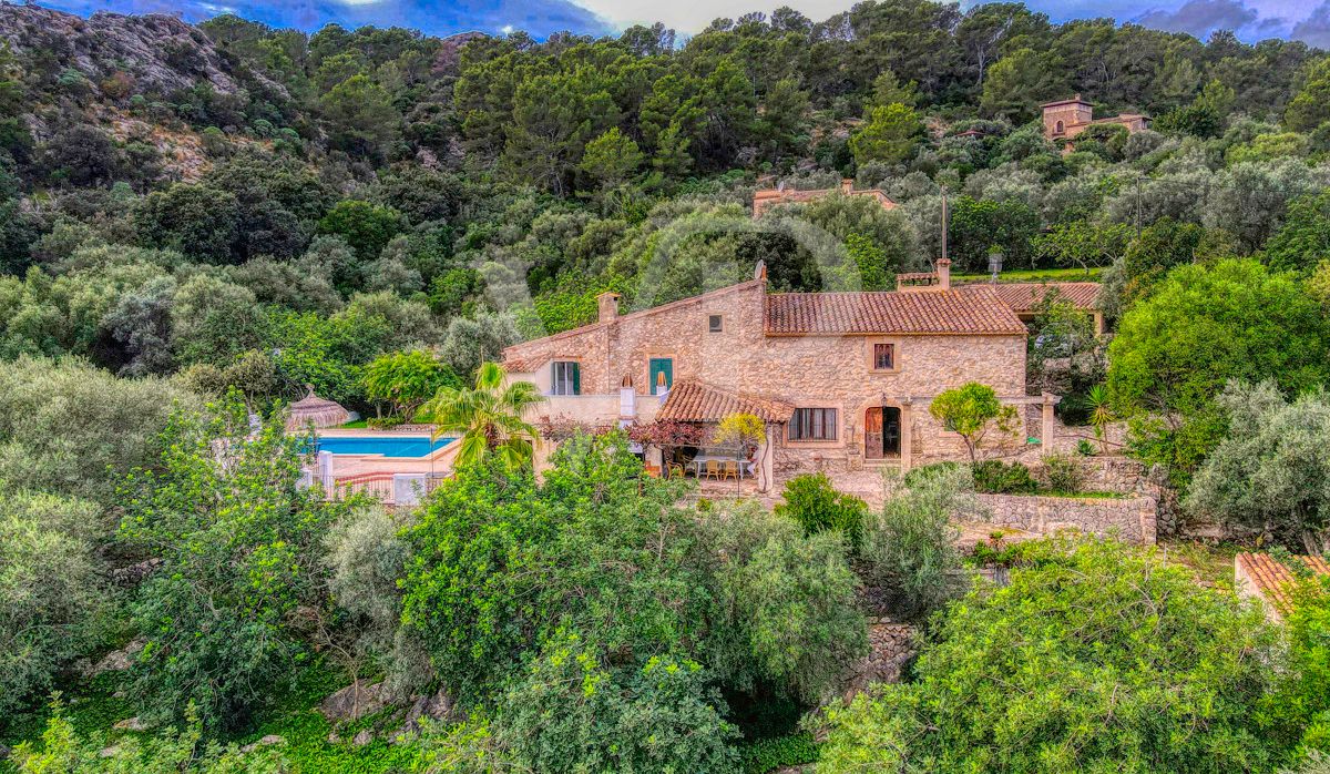 schöne-mallorquinische-finca-mit-ETV-in-fantastischer-lage-in-pollença-zu-verkaufen