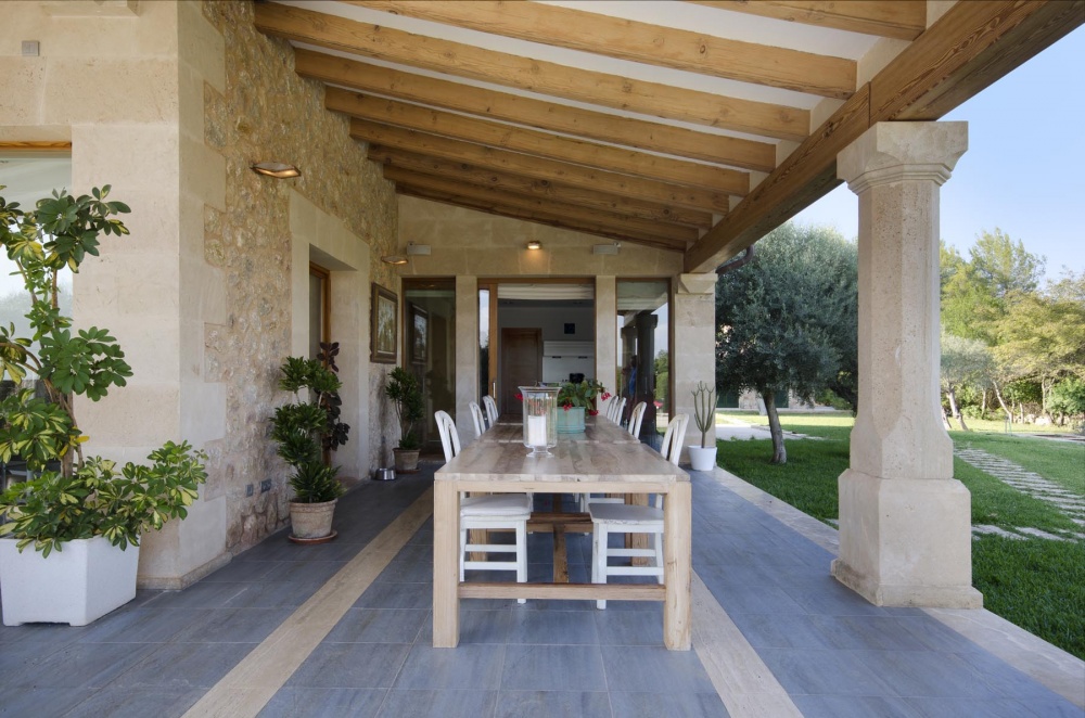 Überdachte Terrasse der Finca in Pollensa, Mallorca