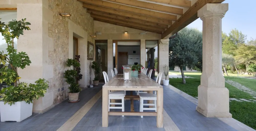 Überdachte Terrasse der Finca in Pollensa, Mallorca