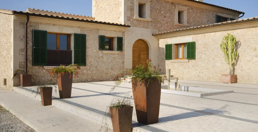 Fassade der Finca in Pollensa, Mallorca