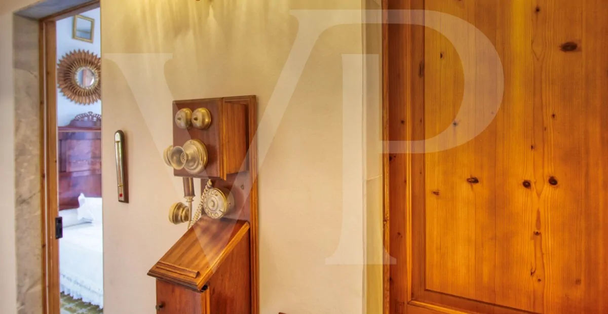 zum-verkauf-steht-eine-fantastische-eckvilla-aus-den-1925er-jahren-mit-garten-in-einer-ruhigen-gegend-direkt-am-strand-platja-d'en-repíc-in-puerto-de-sóller