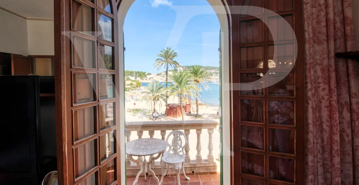 zum-verkauf-steht-eine-fantastische-eckvilla-aus-den-1925er-jahren-mit-garten-in-einer-ruhigen-gegend-direkt-am-strand-platja-d'en-repíc-in-puerto-de-sóller